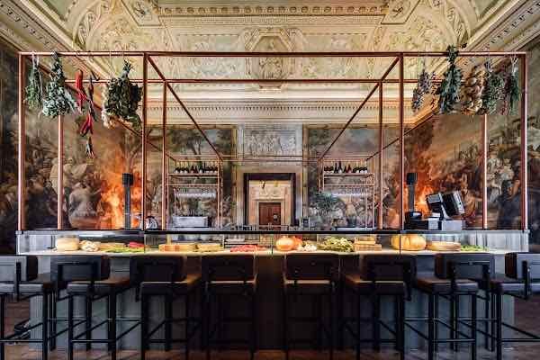 Pal谩cio Chiado - Love the decor (old palace)