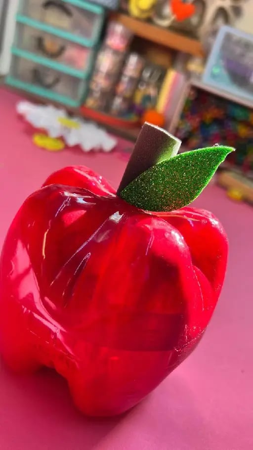 Quieres regalar detallitos echos por tí? - Este es una opción súper linda además si a esa persona le gustan las manzanas o incluso podría ser una decoración de tu cuarto para guardar tu joyería 🍎
