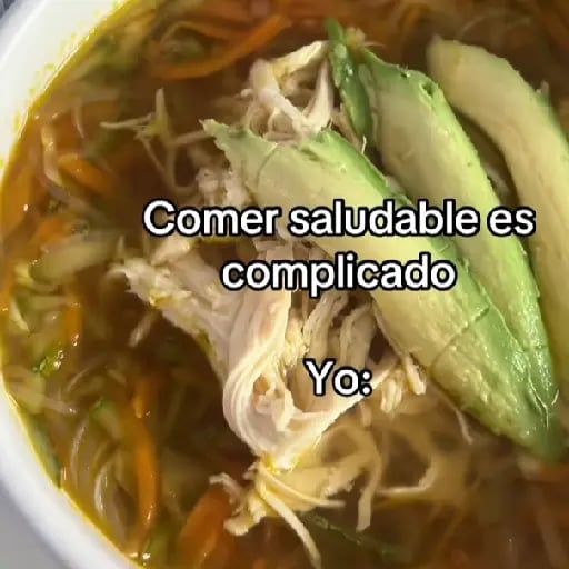 Sopa de pollo con fideos de arroz