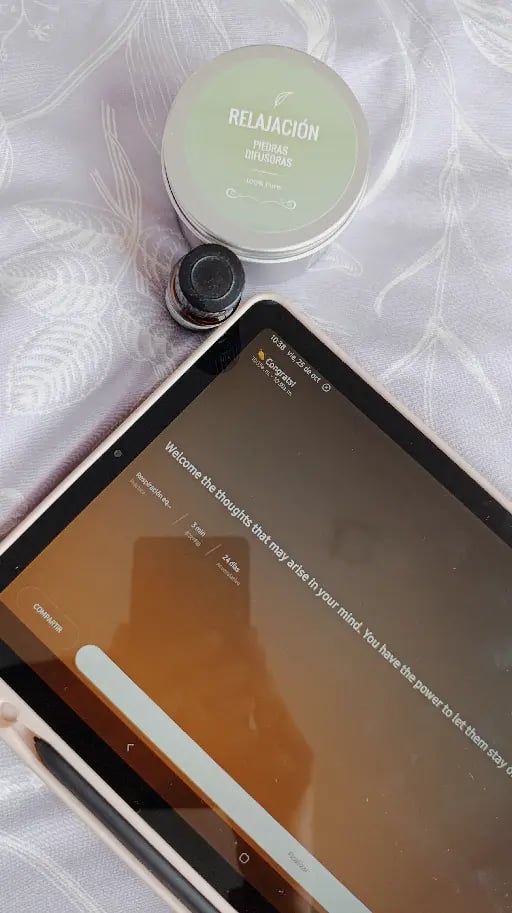 Meditar - Puede ser de día y/o de noche, porque ayuda a conectar contigo y enfocarte en el presente