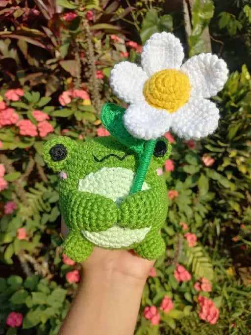 Un animalito con una flor