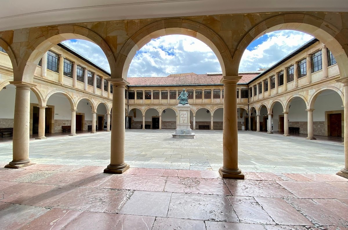 Sala de exposiciones de arte en Oviedoko Unibertsitatea - Siempre tienen alguna exposici贸n de arte dentro馃帹