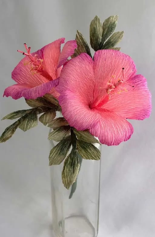 Te gusta regalar flores a tu pareja pero quieres algo más detallado 🌸 - Estás flores son creadas con papel crepé la cuál le da un toque realista claro hay que tener mucha paciencia Pero el resultado es simplemente conmovedor