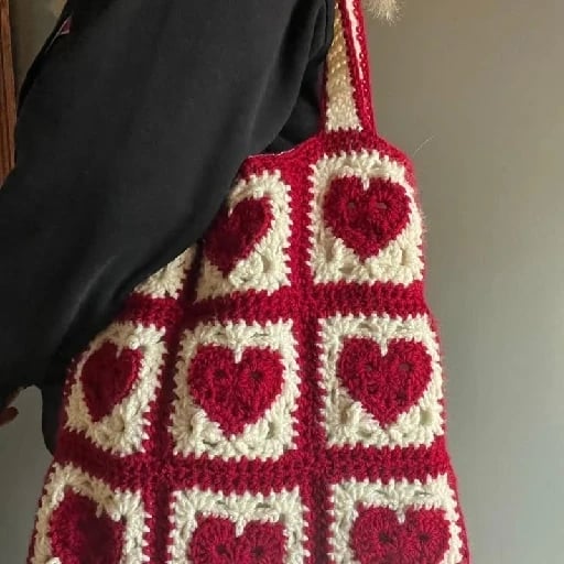Heart granny square tote bag - By Crochetavenue