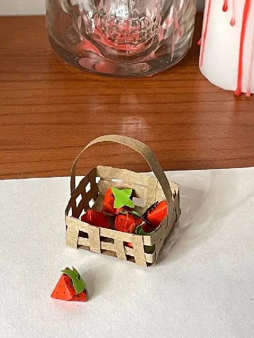 Te gustan las fresitas?🍓 - Este es una manualidad súper linda la cuál es fácil de crear