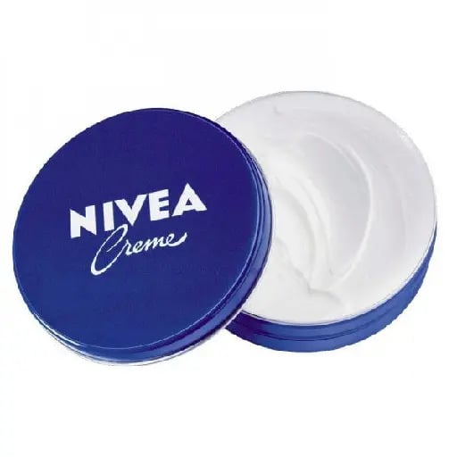 Crema nivea tarrito azul - Muy buena para idratar recomiendo ponerla solo en la noche ya que tiene textura pesada, deja la piel muy suave y lisa ( si tienes mucho acne no te la recomiendo)