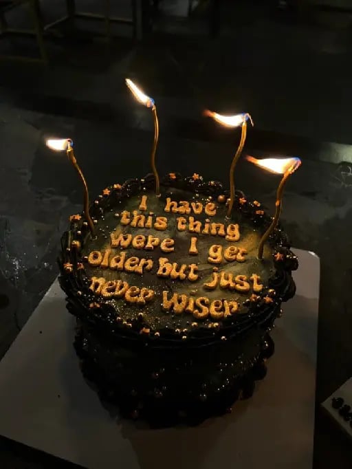 i have this thing were i get older but just never wiser - me encanta la frase pero no podes cargar mucho de decoración porque es too much si no