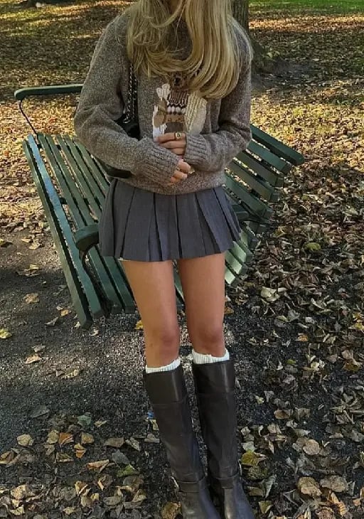 Inspo #4 - Sweater,falda tableada gris y botas negras/gris