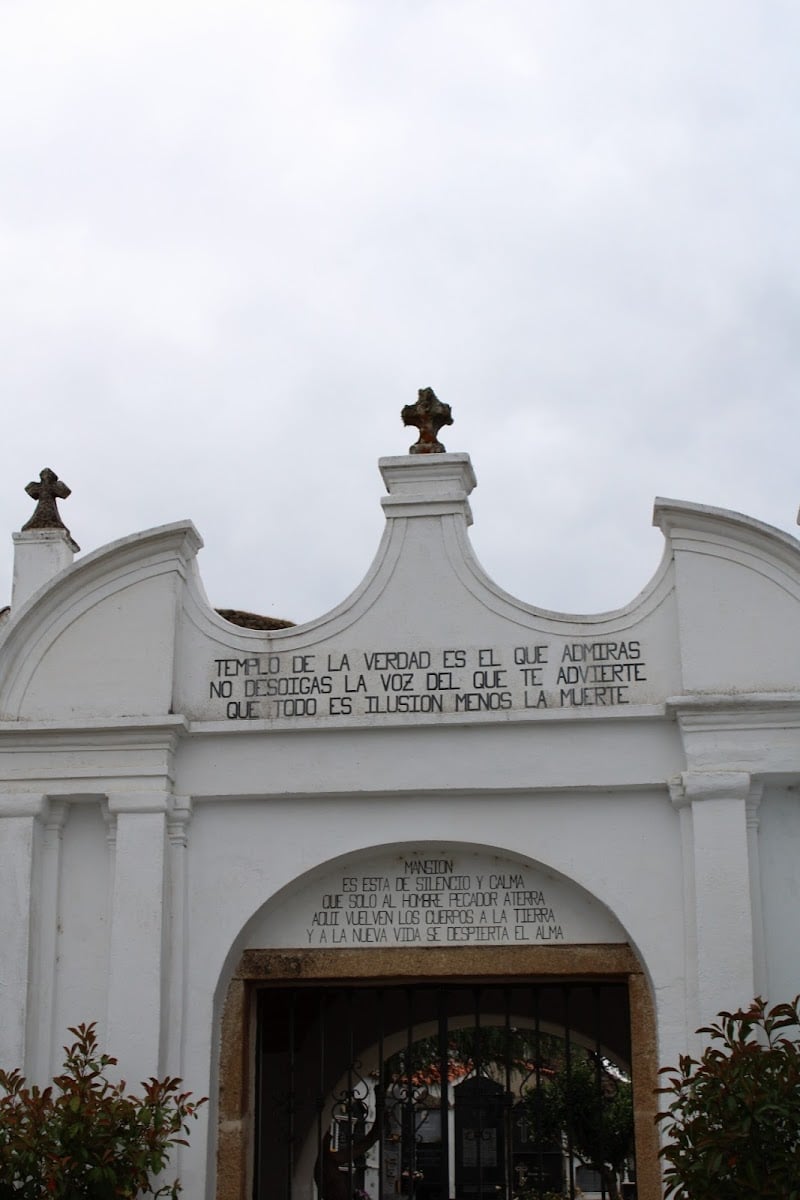 Cementerio Montánchez - Cementerios más bonitos de España
