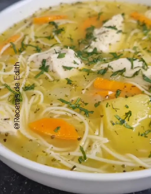 Sopita de pollo con fideos - By Recetas de Edith