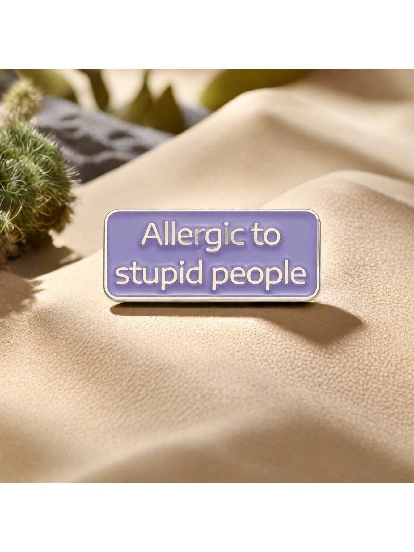 1 pieza Insignia creativa con letras en inglés y una frase divertida que dice ‘Alérgico a la estupidez’ - Decoración moderna y versátil para ropa y bolsas, adecuada como un pequeño regalo para amigos y compañeros de clase