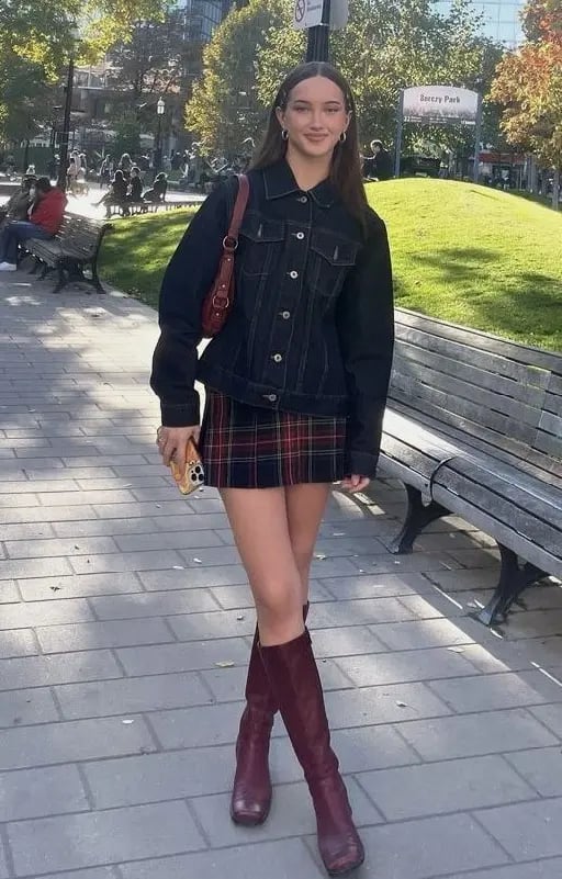 Inspo #15 - Falda a cuadros,campera de jean azul oscuro,botas bordo