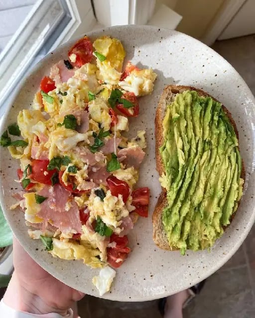 Pan tostado y huevo revuelto - Agrega aguacate al pan y jamón y jitomate cherry al huevo