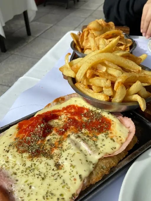 Milanesa napolitana con papas fritas