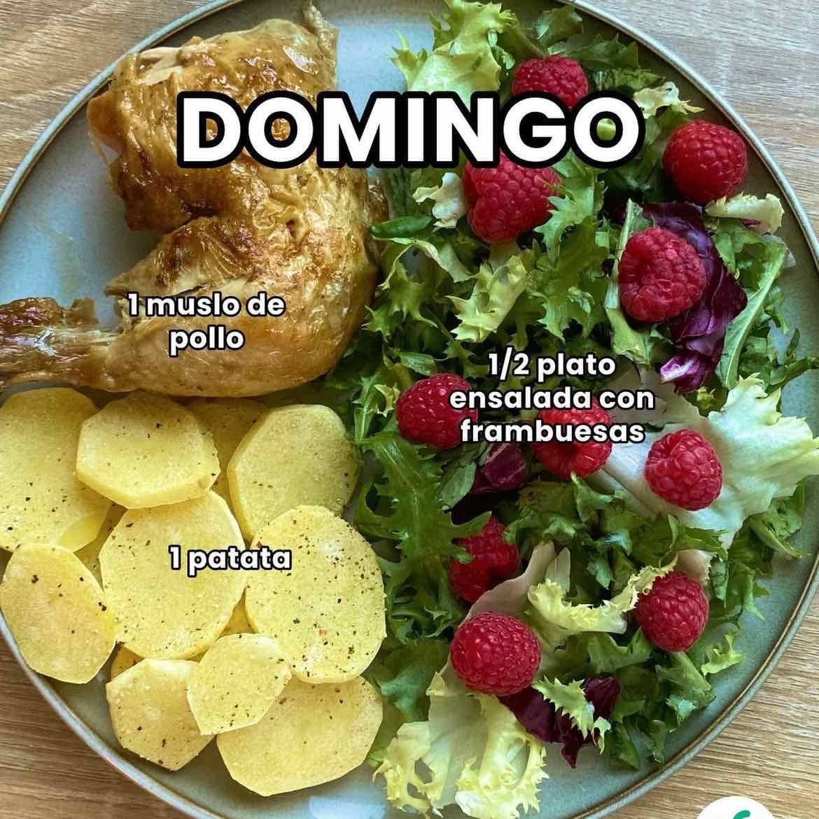 14 - 1 muslo de pollo, 1/2 plato ensalada con frambuesas y 1 patata