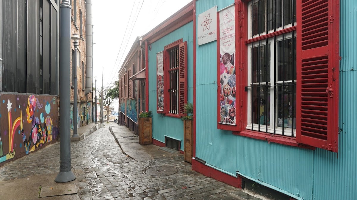 Espacio Rojo - Galería de pintores, artesanos y diseñadores nacionales.