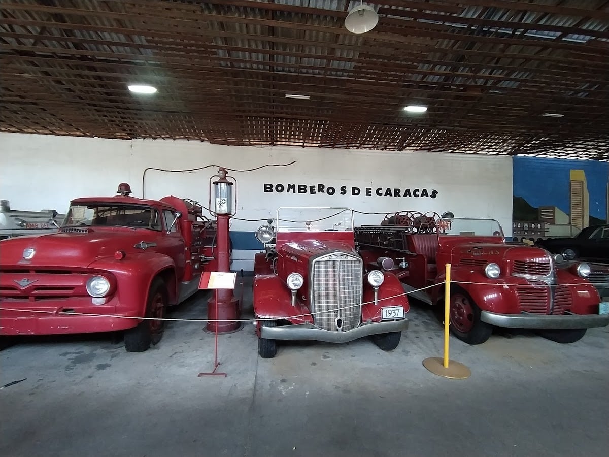 Transport Museum "Guillermo Jose Schael" - La experiencia no es tanto el museo en si , sino más bien la feria de antigüedades que se hace todos los domingos donde puedes encontrar joyas