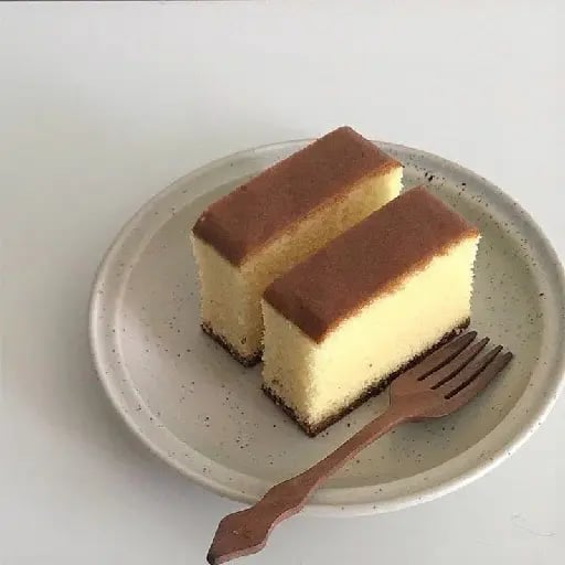 Kasutera - bizcocho japonΓ©s esponjoso, suave y ligeramente dulce.