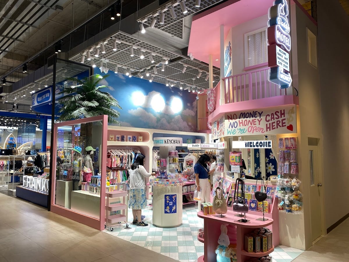 Daddy Motel Store at Emsphere