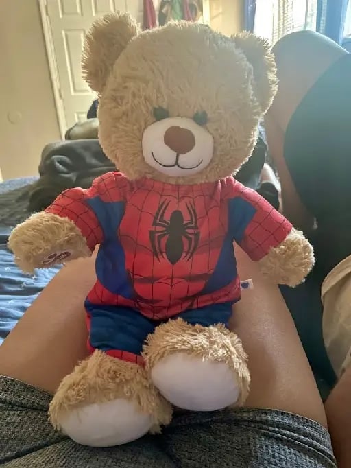 TikTok - Make Your Day - Un regalo precioso puede ser comprar algún peluche y vestirlo con la ropa típica de bebé de algún personaje que venden en cualquier supermercado.🖤