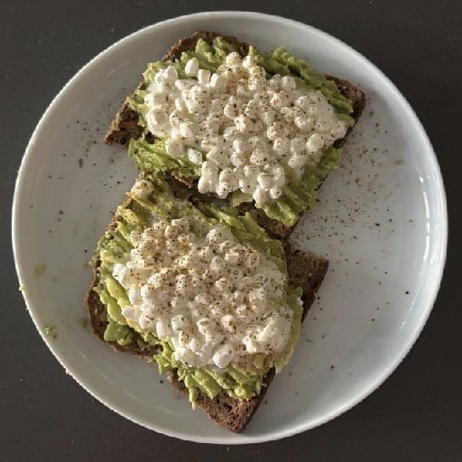 Salty toast - Agregados: Palta y queso cottage