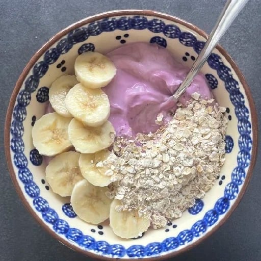 Smoothie sabor arándano - Toppings: Plátano y avena