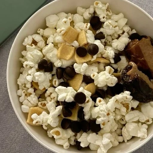 Popcorn Bowl - Palomitas, chips de chocolate, datiles con pasta de maní y cereal "Catalina Crunch"