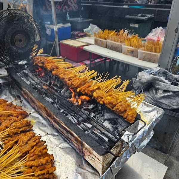 Lau Pa Sat - Mercado dónde podrás encontrad bastante tipos de comida y barata