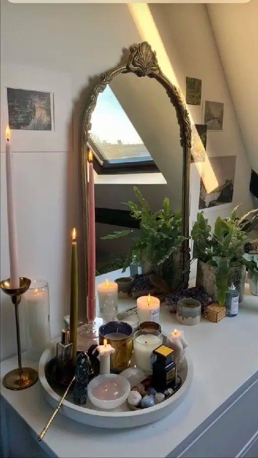 Espacio para velas y cristales. - Para mis cartas de tarot, cristales, velas, altares, etc.