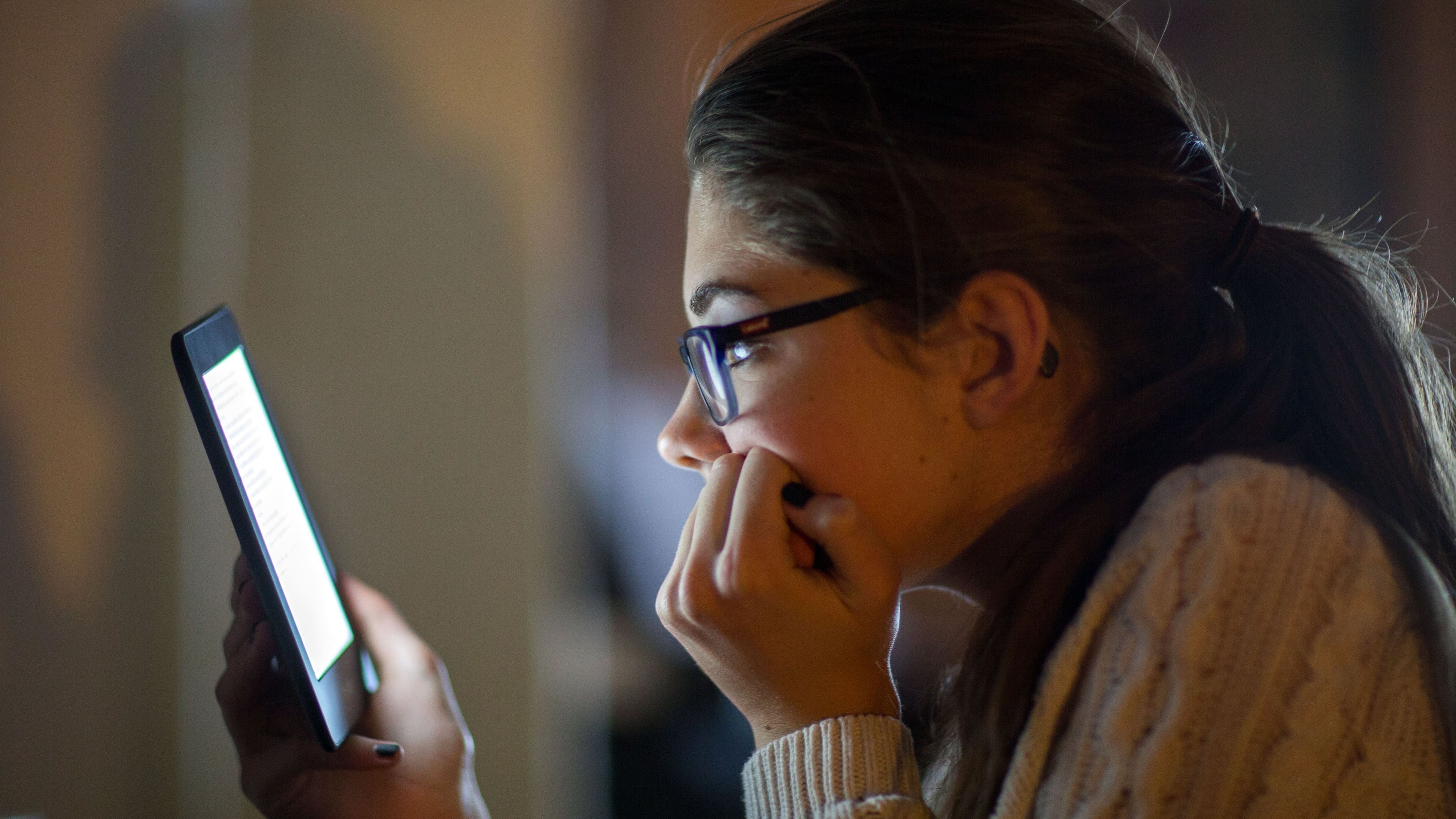 What does switching from paper to screens mean for how we read? | Psyche Ideas