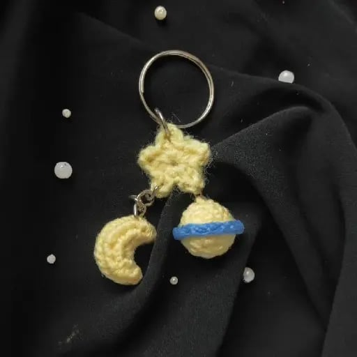 Crochet moon and saturn keychain/Llavero de luna y saturno de crochet
