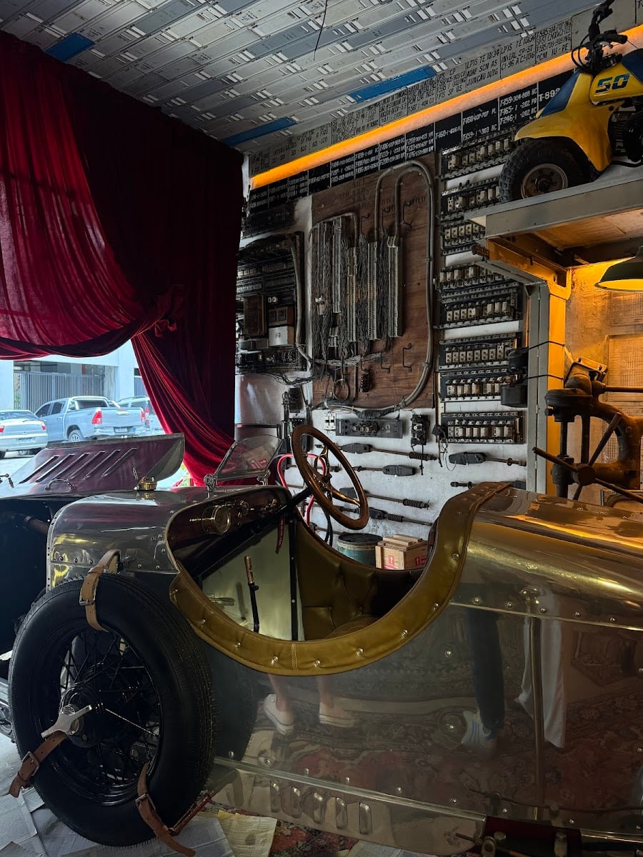Kura.te - exposição muito louca rotativa e bar de drinks ao mesmo tempo. date COOL tipo Louco e muito lindo