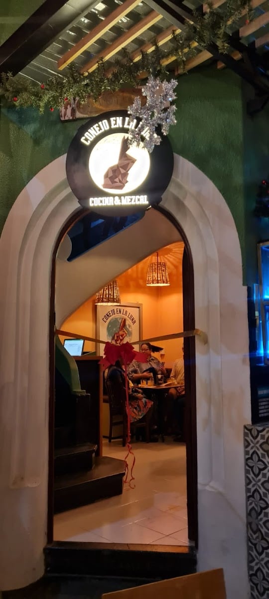Mezcaleria Conejo en la Luna - cócteles con mezcal, tienen comida