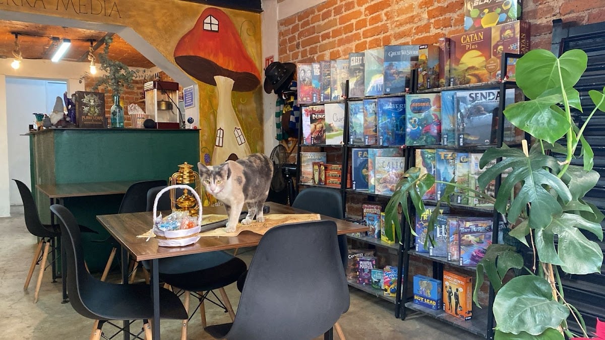 Tierra Media - cover $65 incluye 1 bebida y botana. Juegos de mesa
