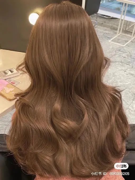 Wavy brown hair - Warm brown