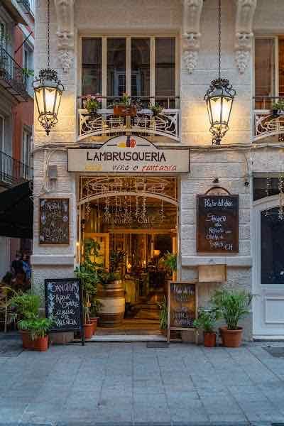 Lambrusquería Caballeros - Italiano monísimo con velitas y de postre tiramisú y unos cócteles (también hay otro en conde altea, y el menú de comidas también está genial)