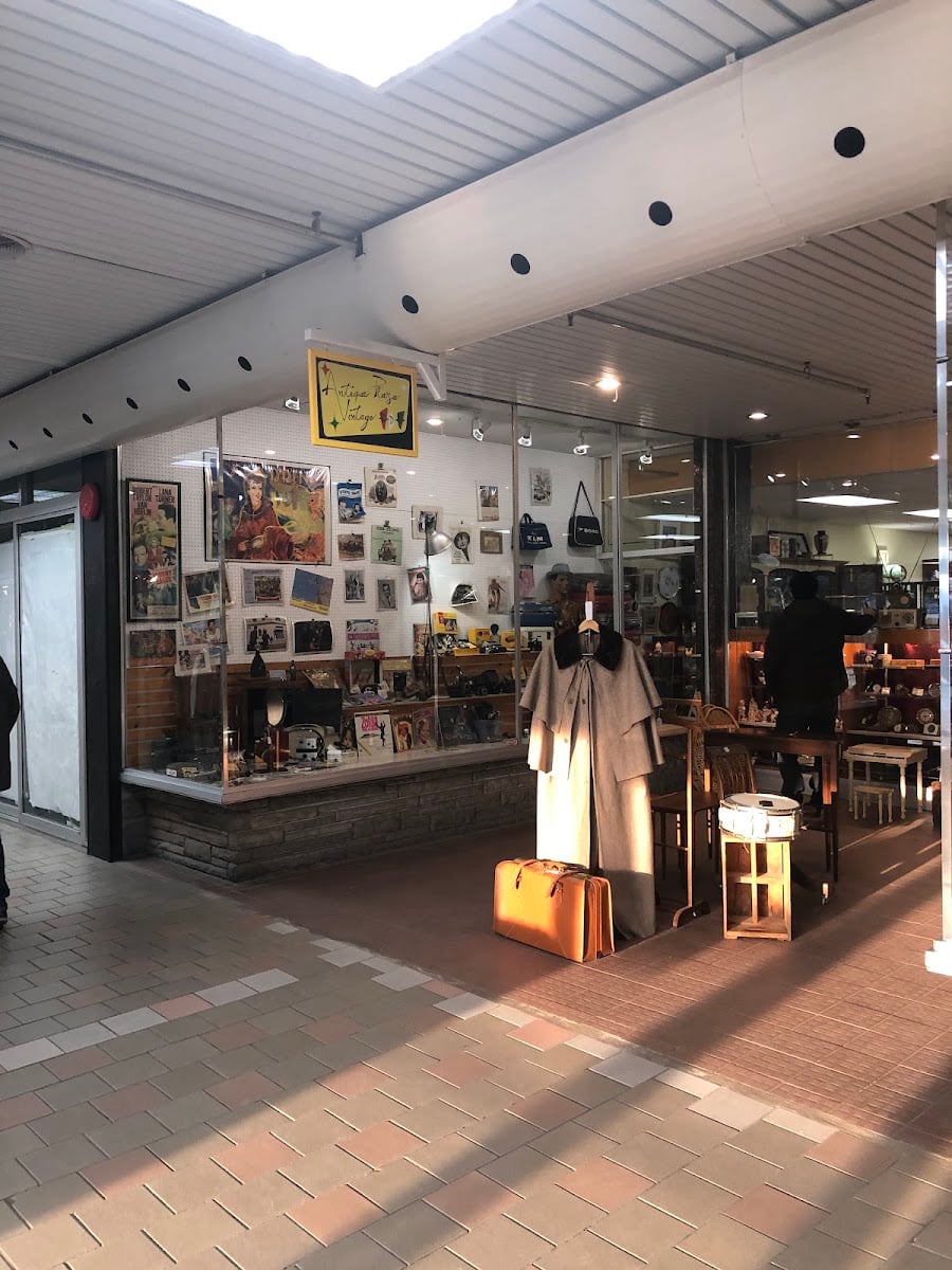 Plaza Antique Pointe-Claire - Antiques, no clothing