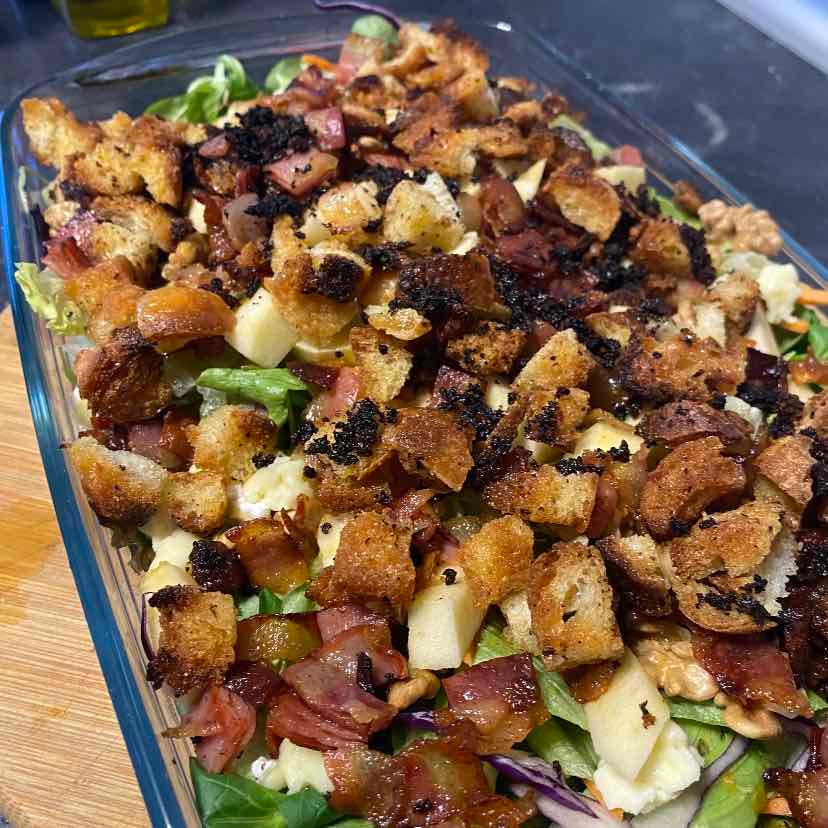 Ensalada bacon, manzana, queso, etc