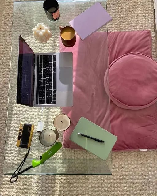 Escritorio bajo. - A nivel bajo para poder sentarme en el piso cuando trabajo.