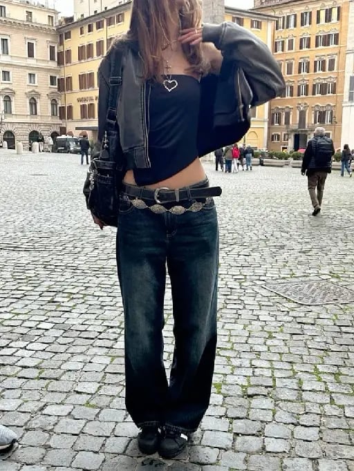 Inspo #13 - Strapless asimétrico,cinturón negro,chaqueta medio gris oscuro corta y zapatillas