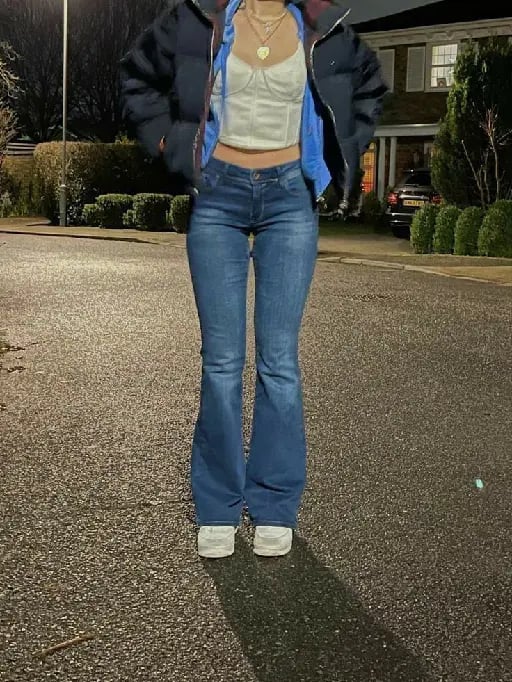 Inspo #1 - Top blanco y campera azul oscuro