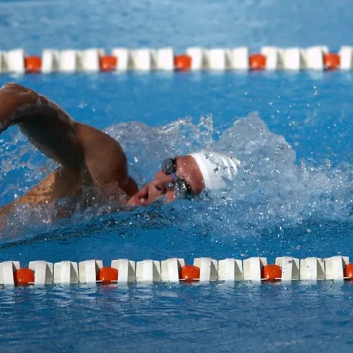Natación - Hacer deporte es muy importante y ayuda a desestrezarte