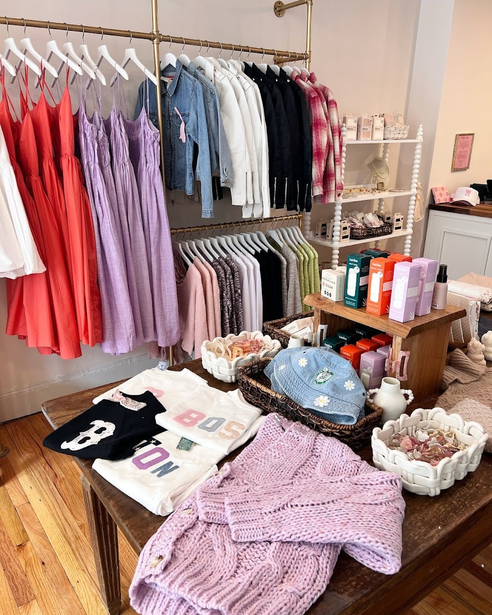 25 Willow Boutique - Custom broderede items