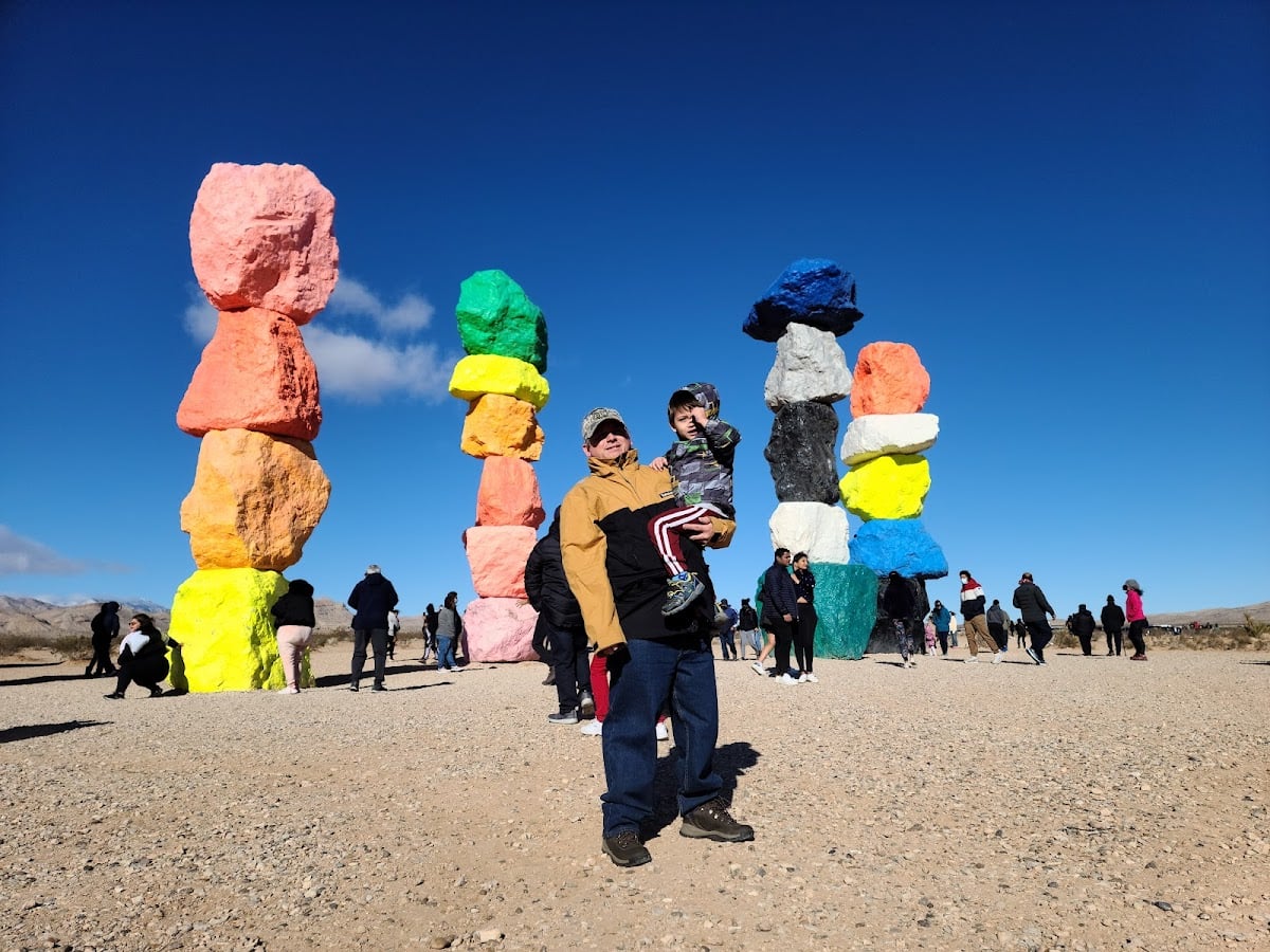 Seven Magic Mountains - 映え石