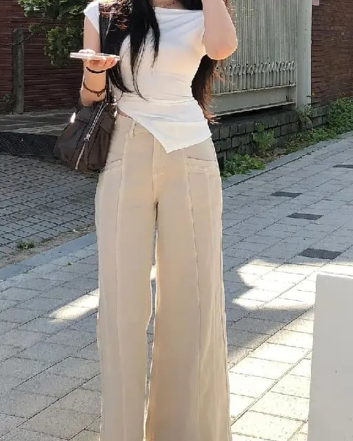 Pantalón de vestir, blusa y accesorios - Esto es un sí completo para las ocasiones en las que te quieras ver más formal, puedes jugar con el diseño de la blusa y añadir más o menos formalidad con unos tenis, o en su defecto, unos tacones o zapatos de charol.