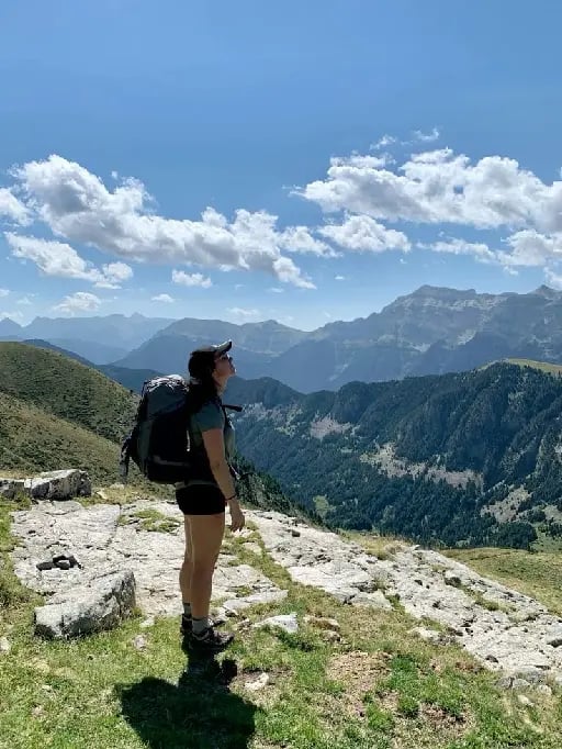 Hacer una caminata en la naturaleza