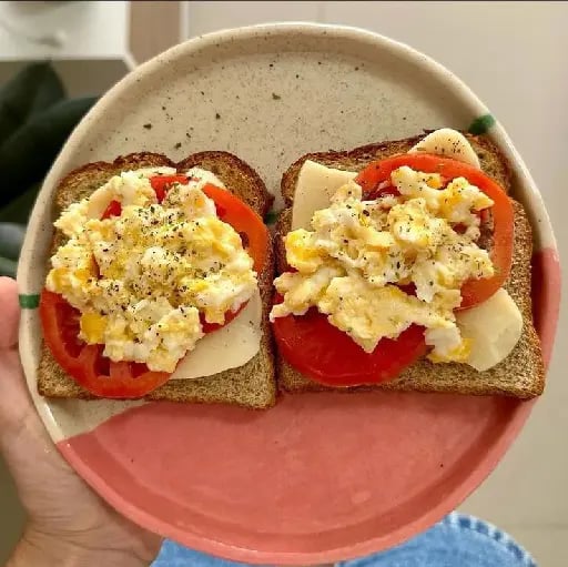 Toast de queso + tomate + huevos revueltos