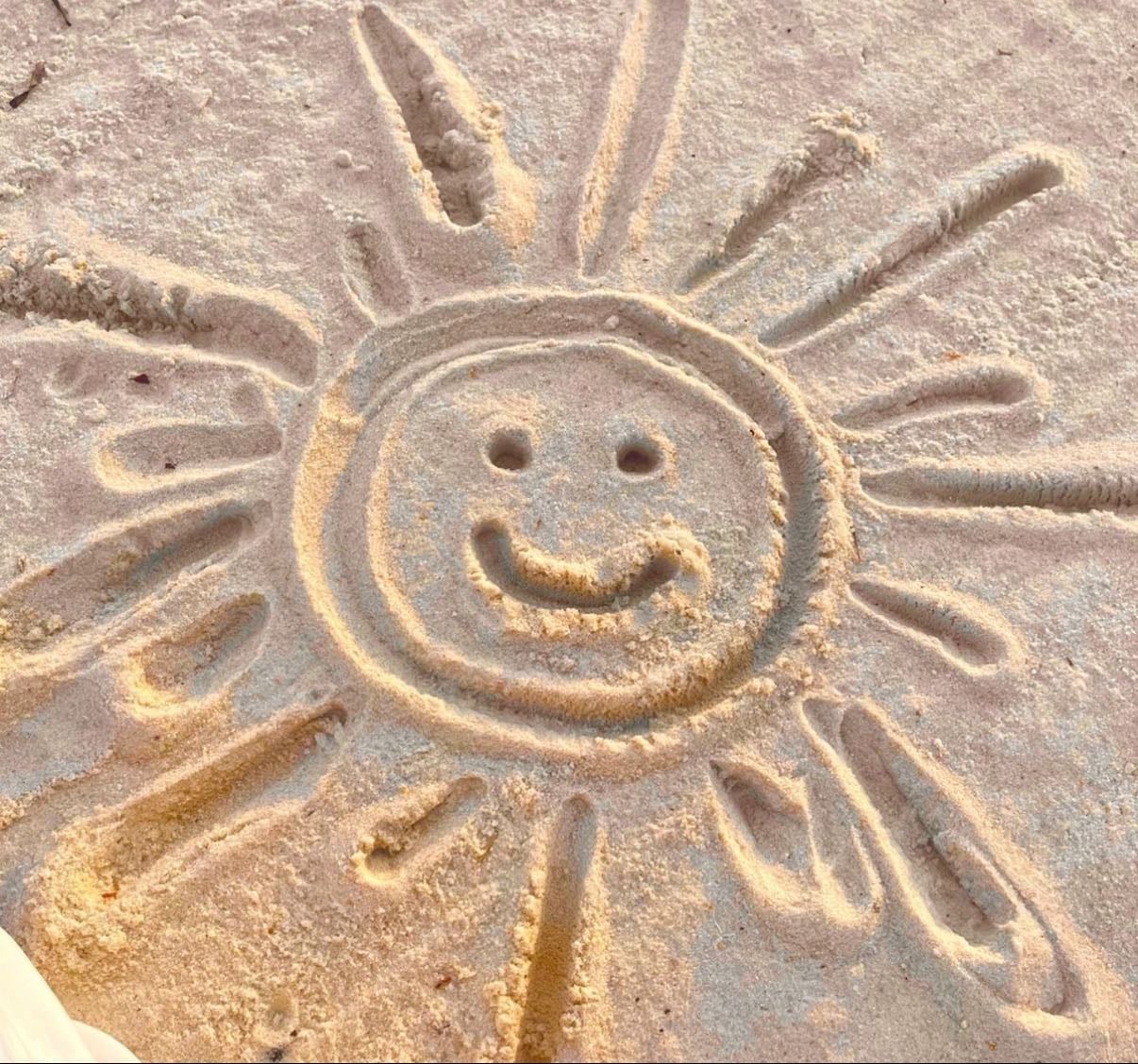 Bangers to feel happy ☀️ - Music hypelist by Alizeé! 🎞️🍁🌙