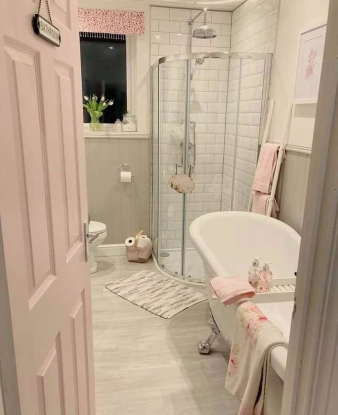 Bañarse - Se que esto es muy obvio pero es MUY importante bañarse ya que elimina la suciedad y el sudor, evita enfermedades, mejora el estado de ánimo, mantiene la piel sana y es parte del cuidado personal.