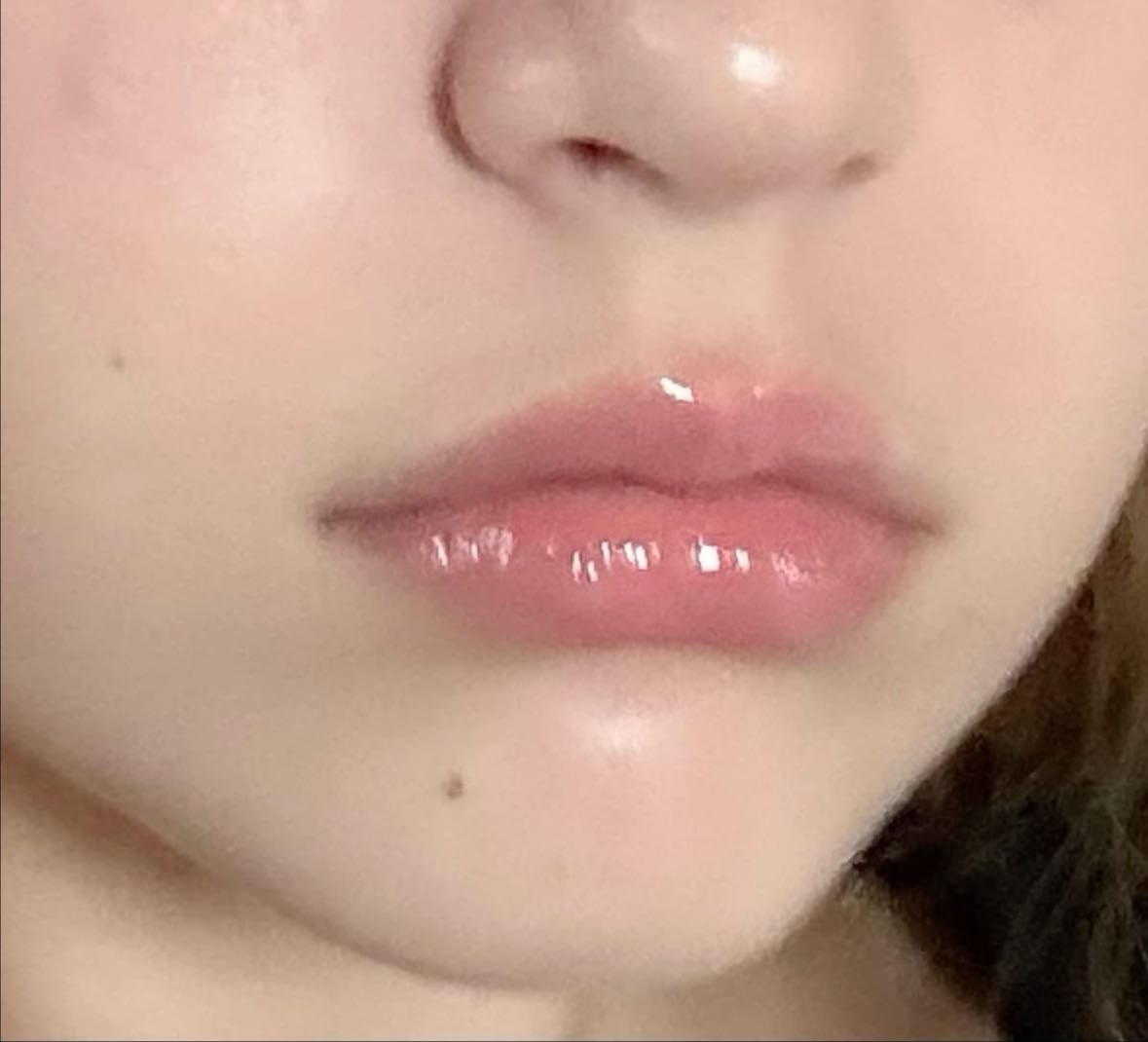 Labios - 1. Cepillar los labios ayuda a elimar la piel muerta.
2. Usar un exfoliador para los labios.
3. Usar un lip balm para hidratarlos!
4. Cuando vamos a dormir usar vaselina en los labios o un aceite para mantenerlos hidratados y suaves.